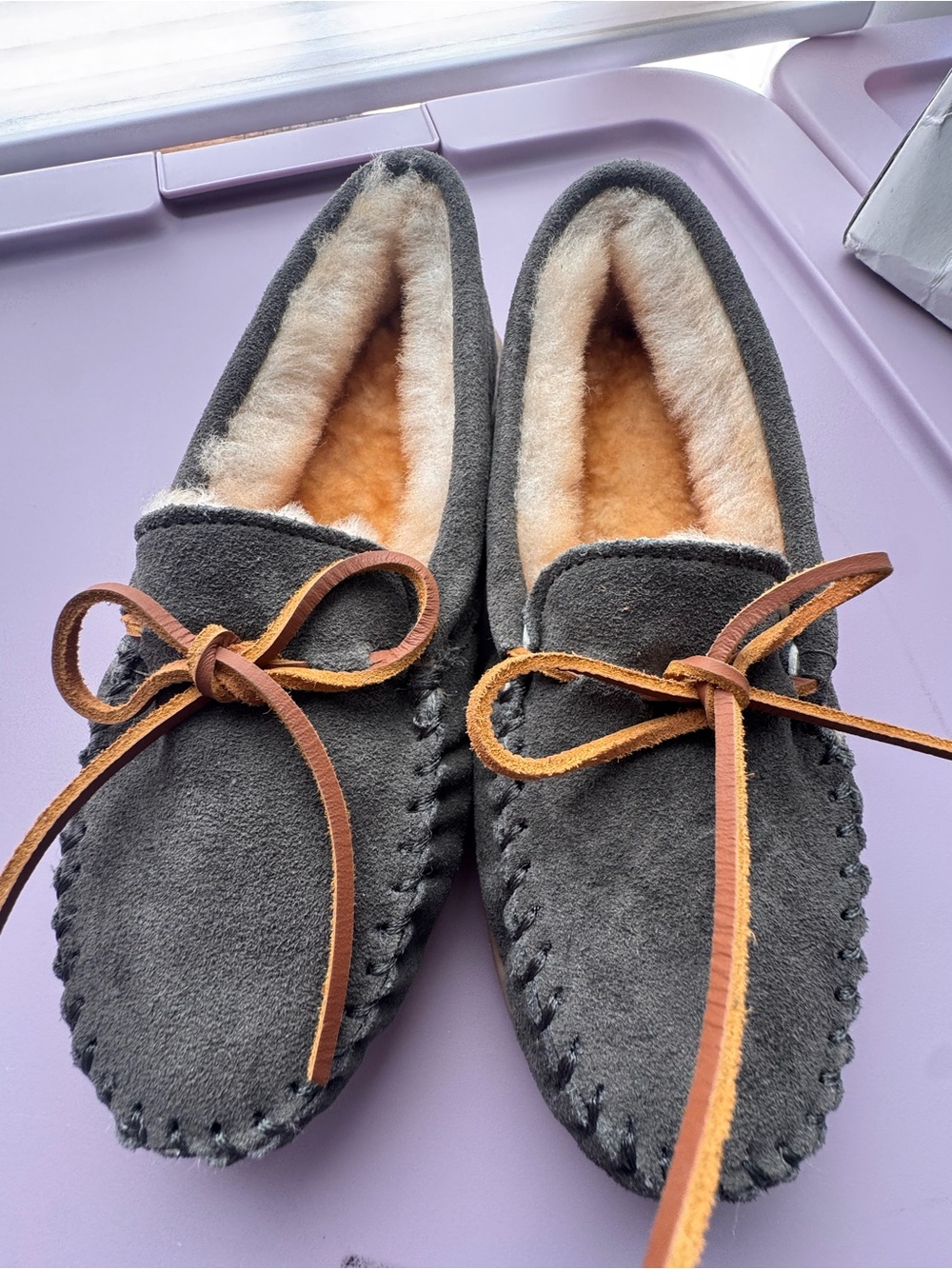 Minnetonka 3345 Sheepskin Hardsole Moccasin Slippers Gray Women’s 6 NIB